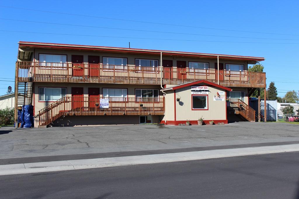 Bent Prop Inn And Hostel Of Alaska - Midtown Anchorage Exterior photo